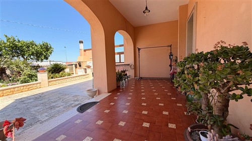 Villa a Pochi Passi, Completa di Tutti i Servizi. Buono Stato.